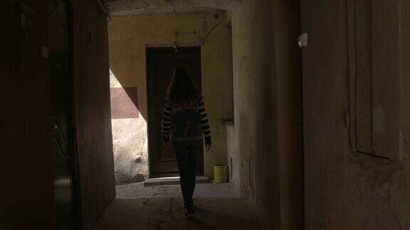 女人走在黑暗的走廊上