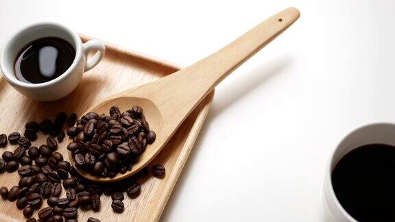 一小杯咖啡豆