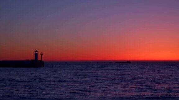 黎明时分灯塔闪烁的码头