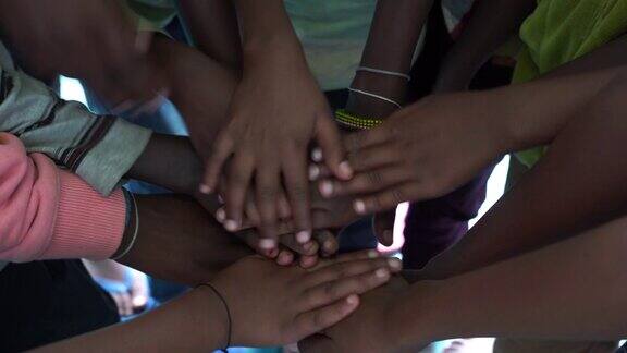 许多非洲儿童双手相连团结协作走近非洲
