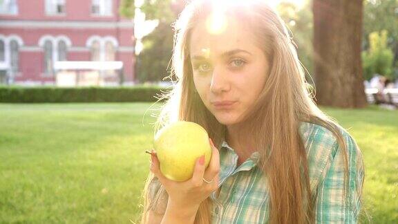 女学生一边吃苹果一边看镜头