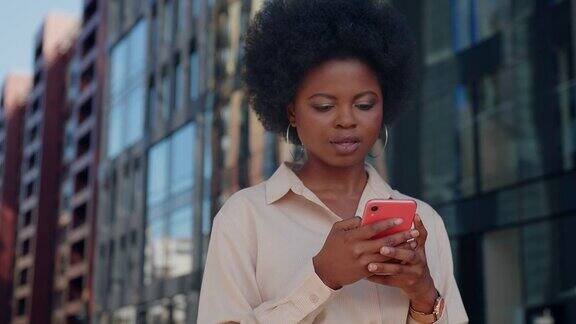 一位皮肤黝黑的年轻女子用手机解决工作上的问题