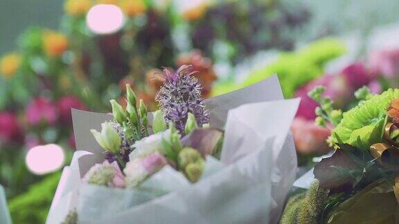 美丽的一束浪漫的花…焦点从前景移到背景花店里的花
