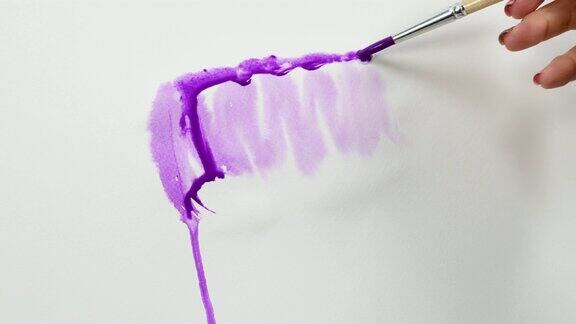 在白纸上画紫色的水彩