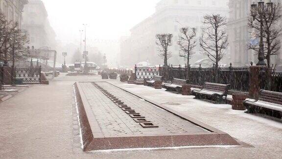 雪花从天空飘落在城市里城市在冬天人们在下雪的天气里散步暴雪降雪