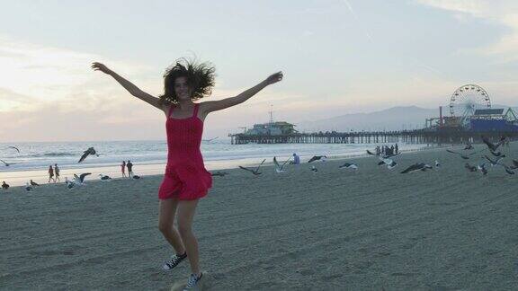 在圣塔莫尼卡海滩上跑步的女孩
