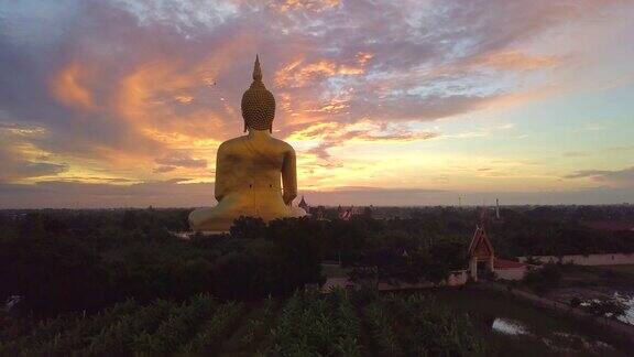 鸟瞰图的日出在大佛WatMuang的地标昂通省泰国