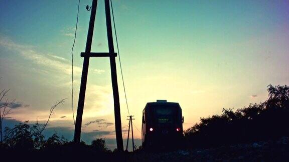 日落时分经过的客运列车