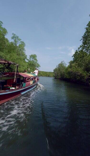 垂直视频4k亚洲长尾船游客在河上自拍