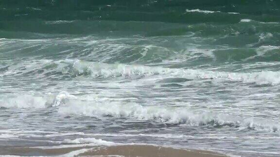 海岸上的绿色巨浪
