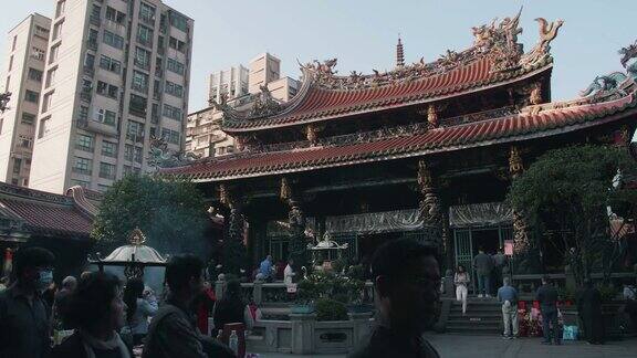 农历除夕龙山寺一组人们立功的延时镜头