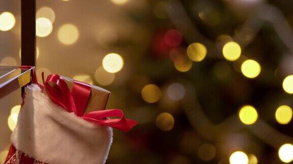 一个圣诞故事圣诞老人的手用他的手指啪的一声礼物出现在圣诞袜子里