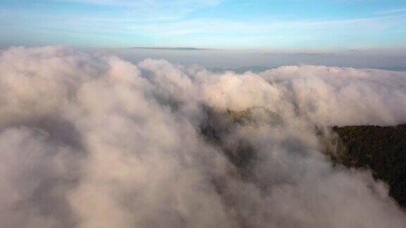高空拍摄云雾飘动的高山和森林上空
