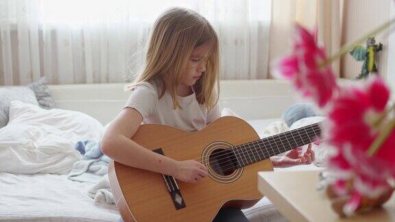 可爱的小女孩在学弹吉他