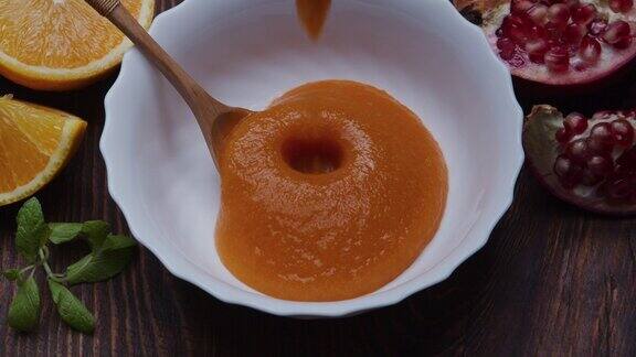 橘子多水果冰沙碗搭配格兰诺拉麦片橘子石榴和柚子