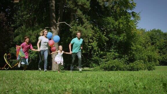 家庭在公园跑步