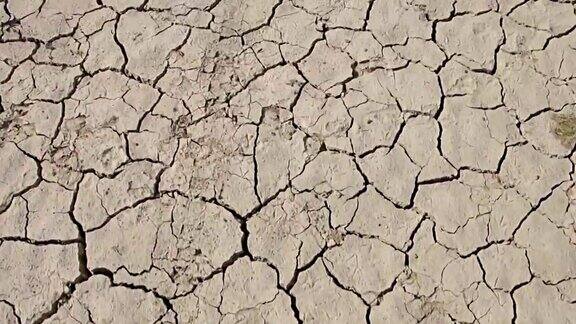 行走在沙漠干燥的土壤上先看一看气候变化全球变暖