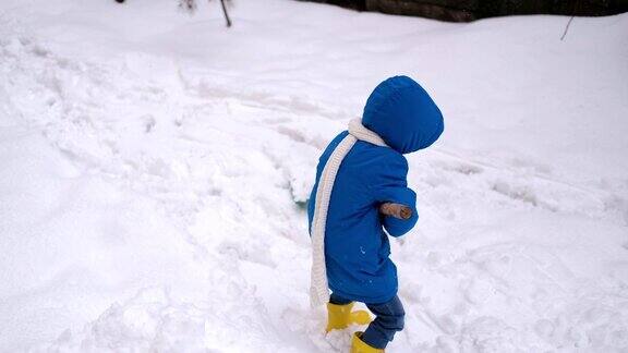 小男孩在冬天铲雪