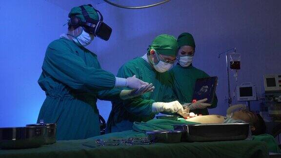 医生在手术室给病人做手术