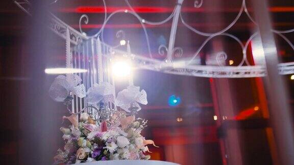美丽的婚礼蛋糕装饰蜡烛在婚宴上
