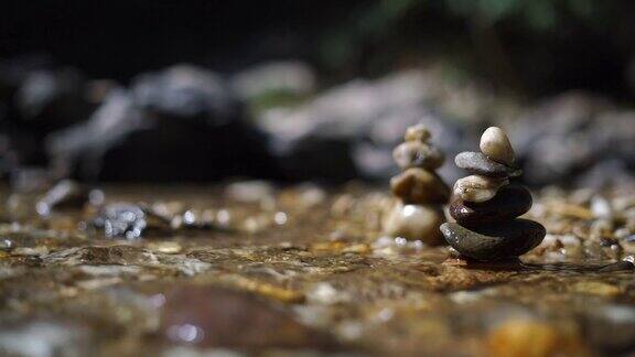 卵石堆在流动的河水上