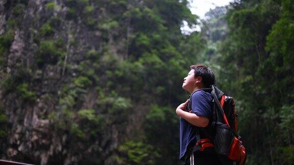 一个亚洲华人中年女性旅行徒步探索怡保霹雳马来西亚的森林背包