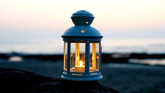 黄昏天空的海滩上的灯笼