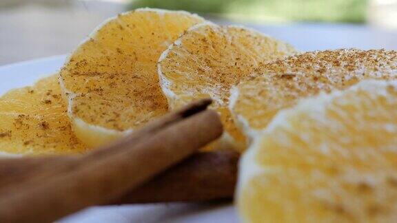 肉桂撒在切片的橙子上传统的摩洛哥甜点