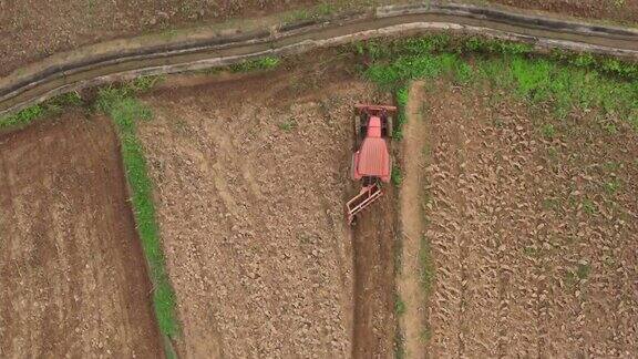鸟瞰图以上耕地种植与拖拉机准备土壤附近山区工业农业泰国南