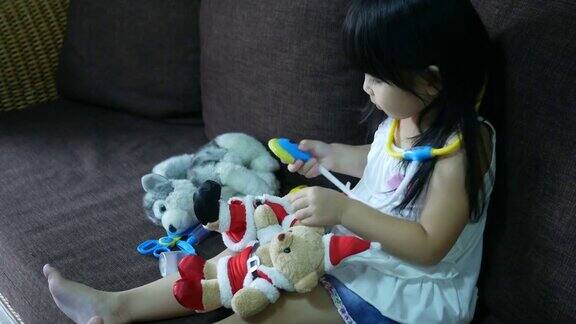 小女孩和洋娃娃玩兽医游戏