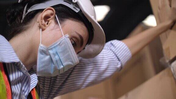 疲惫的员工戴着口罩在仓库工作