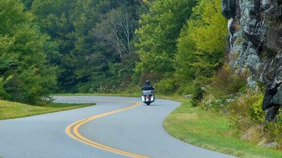 骑着摩托车的游客在北卡罗来纳州的蓝岭公园路上