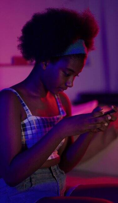 非洲女孩用智能手机玩游戏