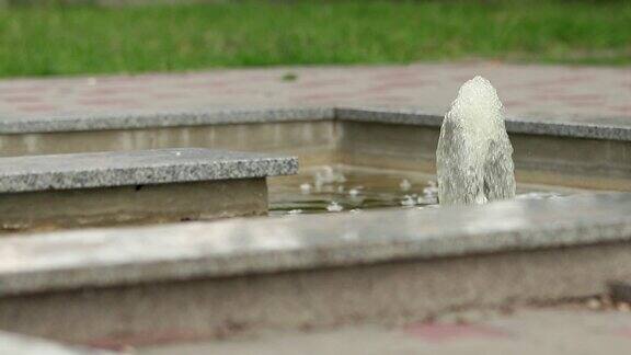 水流飞溅喷泉喷溅水的压力夏季公园的喷泉喷泉溅流喷泉的水喷得很厉害