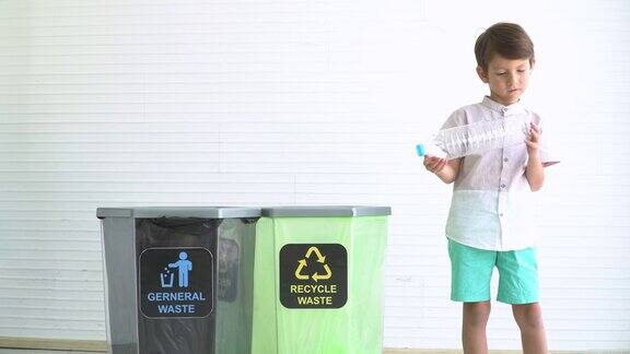 英国男孩把塑料瓶分成可回收的垃圾箱