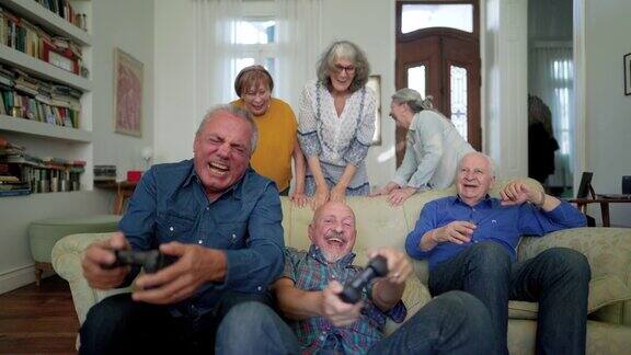 一群老人在玩电子游戏大笑