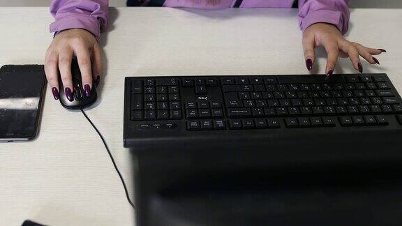 女人在键盘上打字