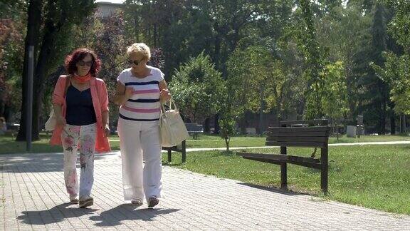 在一个阳光明媚的日子里散步的中年妇女