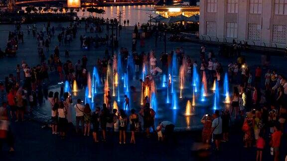 彩灯喷泉在夜晚与孩子们一起沐浴乌克兰基辅