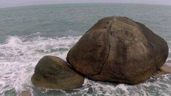 在泰国的海岸线海浪拍打岩石全高清无人机飞行