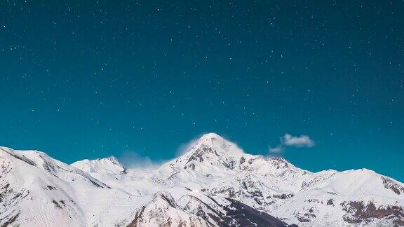 Stepantsminda格鲁吉亚哈萨克雪峰上的冬夜繁星满天美丽的夜晚格鲁吉亚冬季景观