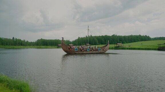 那艘古船向岸边停靠木制维京船