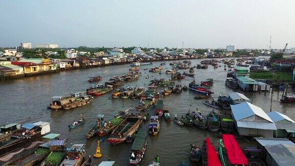 全球视野的蔡让浮动市场当地人交换货物到CanTho越南