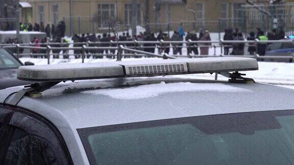 警察紧急闪灯棒上的警车在俄罗斯的冬天关闭
