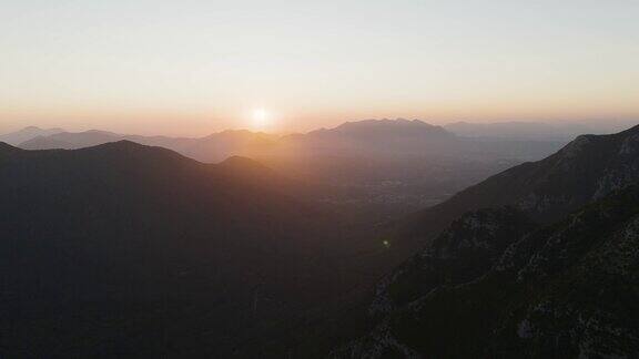 鸟瞰日落时的塞里诺山脉坎帕尼亚阿韦利诺意大利