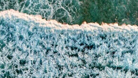 海浪拍打着珊瑚礁的鸟瞰图