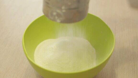 家庭主妇用烘焙筛筛面粉