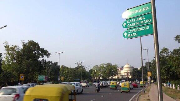 印度新德里印度门周围城市道路上的交通
