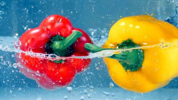 一个红辣椒和一个黄辣椒掉进水里