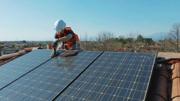 技术员安装和维护安装在家庭屋顶的太阳能光伏板生态